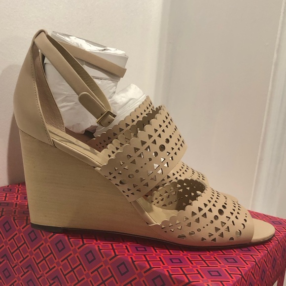 Tory Burch 10.5 Perf Gladiator 85mm Wedge Antanado Leather Dulce de Leche - Picture 3 of 7